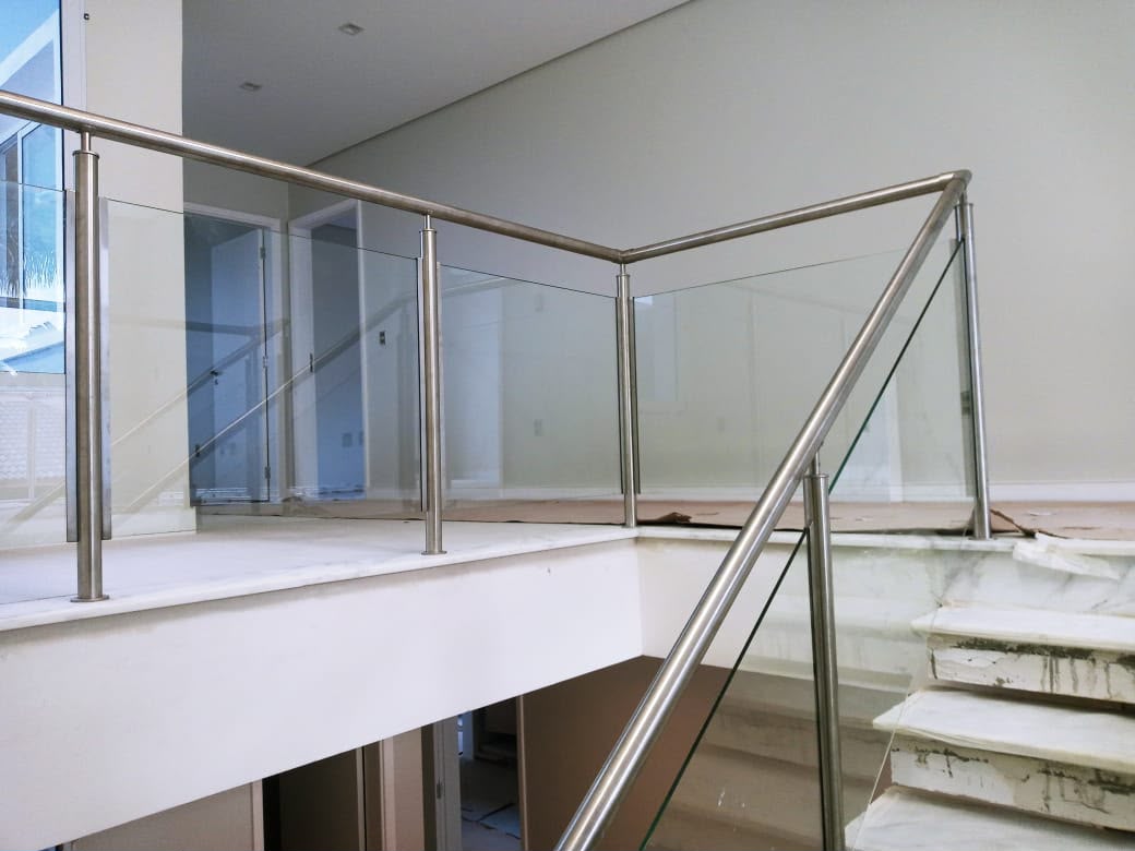 Corrimão e guarda-corpo em aço inox e vidro